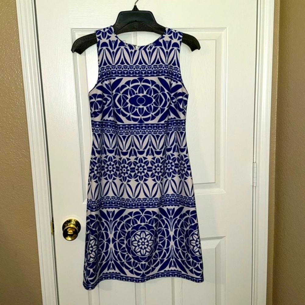 Taylor chic blue and white dress in size 4 perfect for summer.